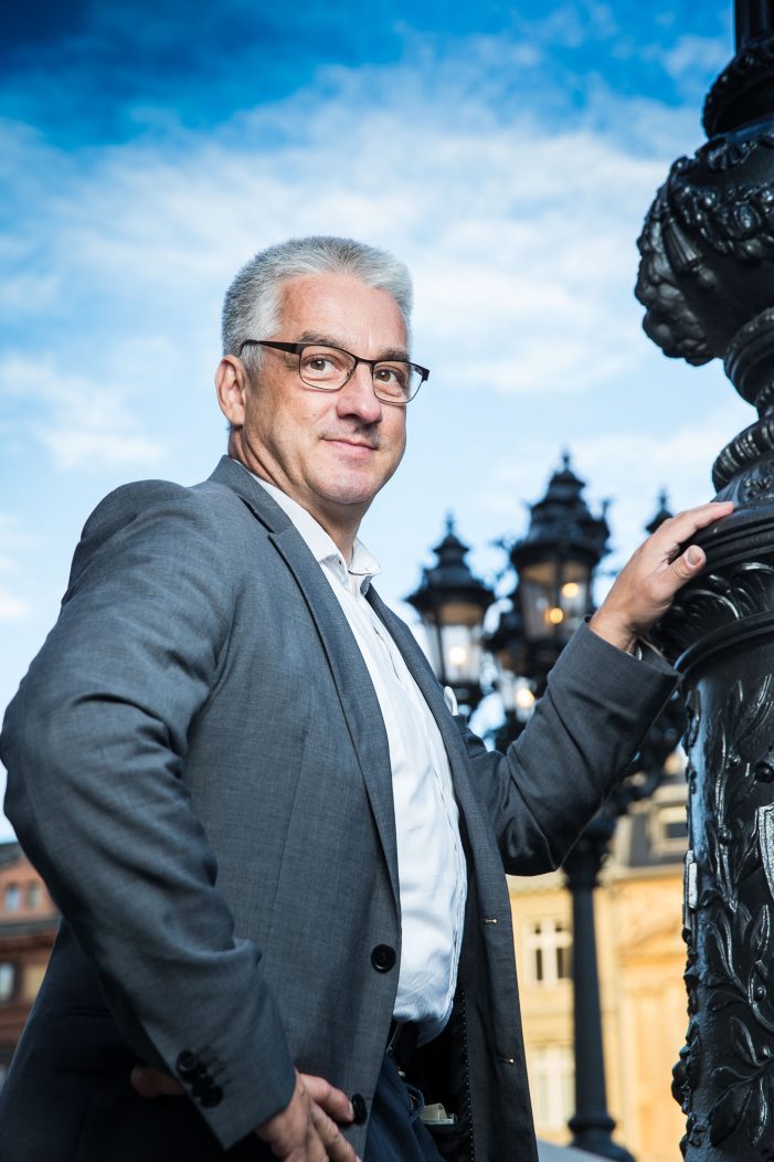 Senioren konsumieren online Kleidung