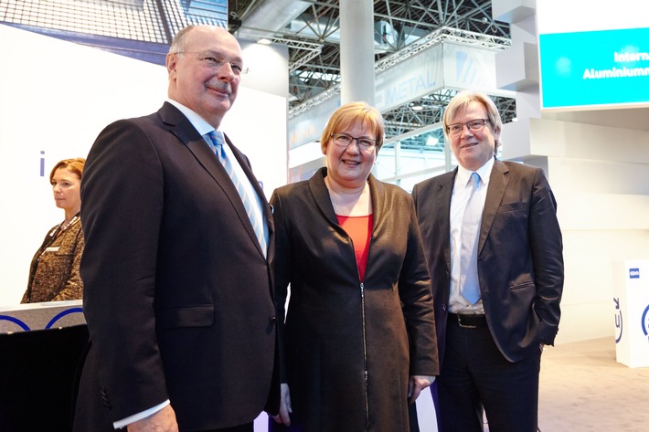 Staatssekretärin Iris Gleicke besucht den GDA e.V. auf der ALUMINIUM 2016 / Aluminium ist der Leichtbauwerkstoff für Gegenwart und Zukunft (FOTO)