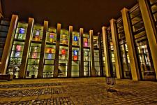 Gläserner Adventskalender vor mächtiger Klosterkulisse