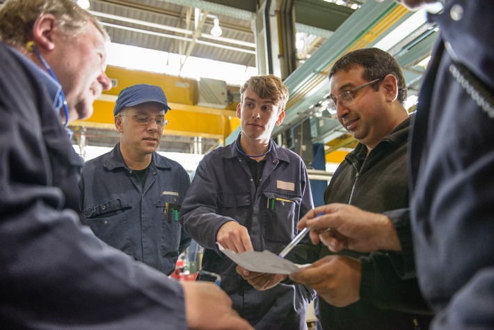 Pflichtübung mit Eventcharakter / Die BG ETEM gibt praktische Tipps, wie Unternehmer die Unterweisung interessanter gestalten und so für mehr Sicherheit sorgen können (FOTO)