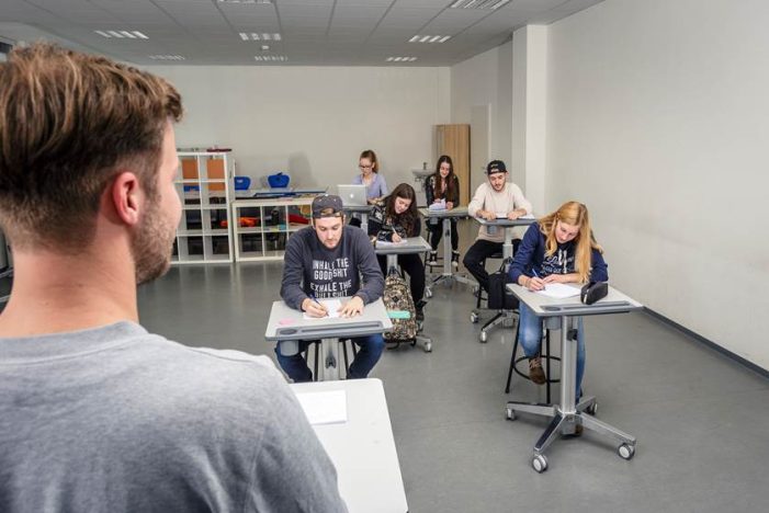 Innovatives Klassenzimmer – besser Lernen durch Bewegung mit Steh-Sitz-Tischen