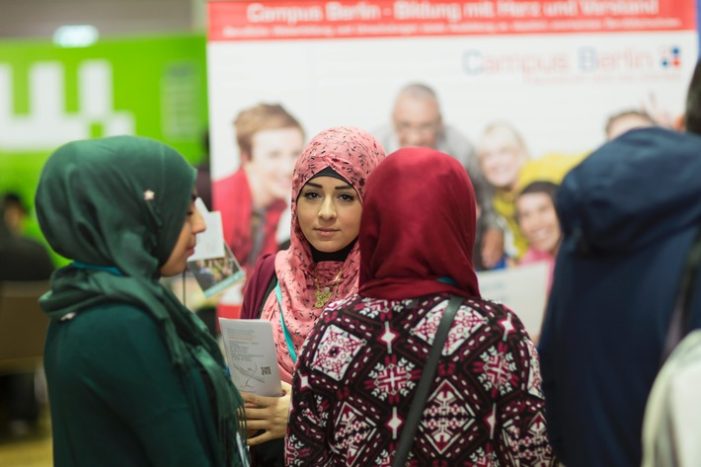 Ein Zeichen für Integration: Berufsmesse für Geflüchtete / Großer Zuspruch: Mit 4.200 Teilnehmern ist die „Jobbörse für Geflüchtete und Migranten“ am 25. Januar im Estrel Berlin bereits ausgebucht (FOTO)