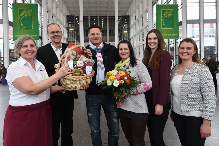 Internationale Grüne Woche 2017 / Der 200.000. Besucher: Im Zug zum Bio-Präsentkorb (FOTO)