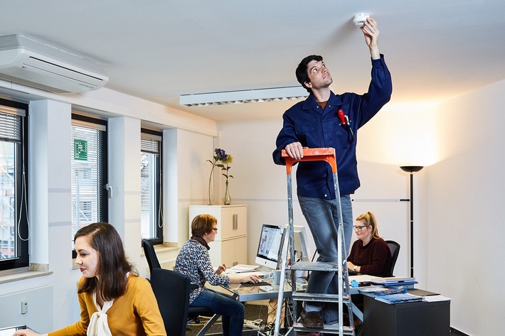 Brandschutz im Büro: Rauchwarnmelder können Leben retten / TÜV Rheinland: Brandmeldeanlage in Sonderbauten / Gefährdungsbeurteilung durch den Arbeitgeber (FOTO)