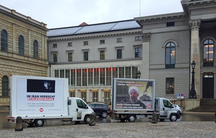 Plakat-Kampagne gegen die Einladung des iranischen Außenministers Zarif zur Münchener Sicherheitskonferenz (FOTO)