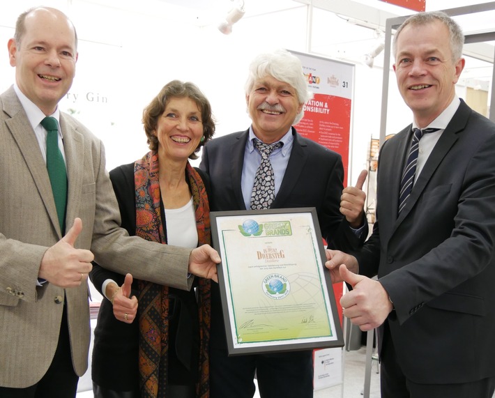 NRW-Umweltminister Johannes Remmelüberreichte auf der BIOFACH-Messe das GREEN BRANDS Zertifikat an die Destillerie DWERSTEG (FOTO)