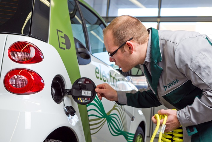 Wenig Vertrauen in Elektromobilität / Bundesweite DEKRA Umfrage (FOTO)
