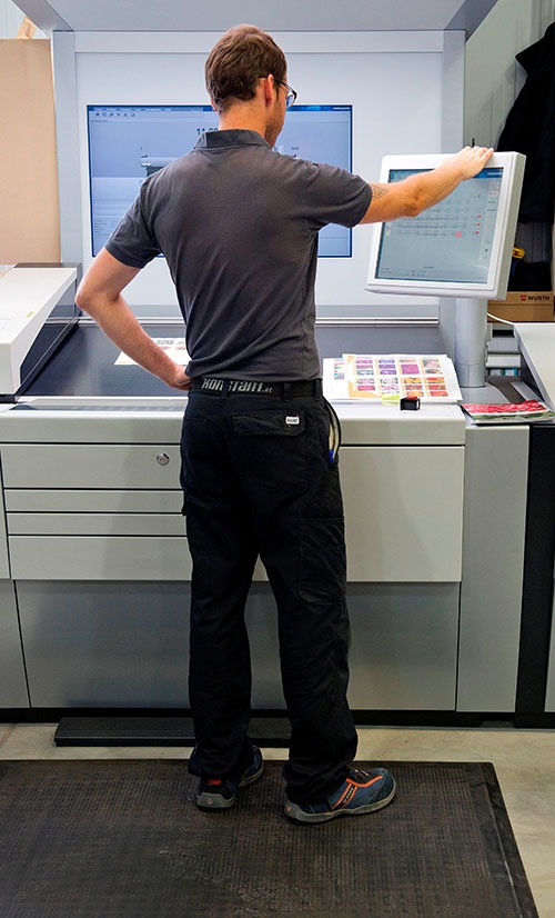 Entlastung für Rücken und Gelenke: Ergonomische Spezialmatten am Steharbeitsplatz (FOTO)