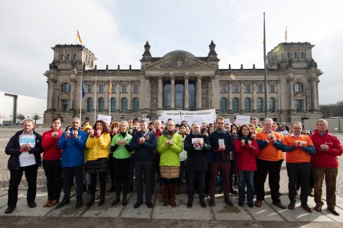 „Aufgeben nicht denkbar“: Mehr als 20 Organisationen fordern für Millionen eingeschlossene Menschen in Syrien freien humanitären Zugang / Aktion vor dem Bundestag: „Uns sind die Hände gebunden“ (FOTO)
