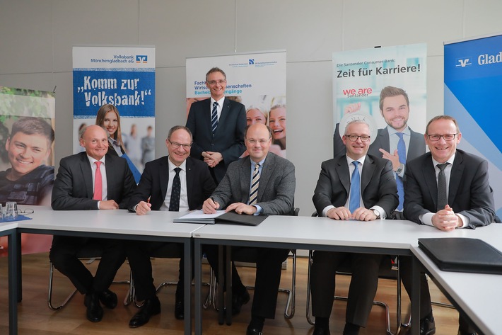 Santander unterstützt neuen Studiengang an der Hochschule Niederrhein (FOTO)
