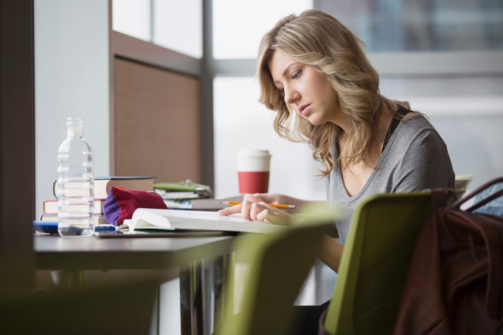 Private Haftpflichtversicherung: ein Muss für alle Studenten / Kaffee auf dem Laptop oder Schlüssel weg – das wird teuer / Die DVAG zeigt, warum privater Haftpflichtschutz für Studenten wichtig ist (FOTO)