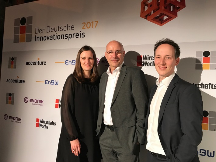 AXA Deutschland unter den drei innovativsten Großunternehmen / Kölner Versicherer als Finalist für Entwicklung der Begleit-App „WayGuard“ beim Deutschen Innovationspreis geehrt (FOTO)
