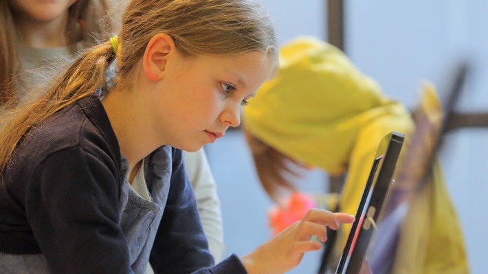 App für kreative Kids: „Knietzsches Geschichtenwerkstatt“ / Vor- und Grundschüler können eigene Geschichten gestalten / App des multimedialen Schulfernsehens „Planet Schule“ von SWR und WDR (FOTO)