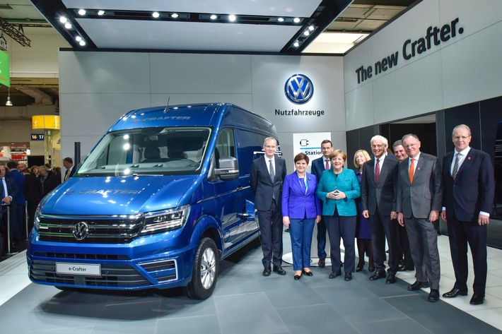 Bundeskanzlerin Merkel und die polnische Ministerpräsidentin Szydlo besuchen Messestand von Volkswagen Nutzfahrzeuge in Hannover (FOTO)