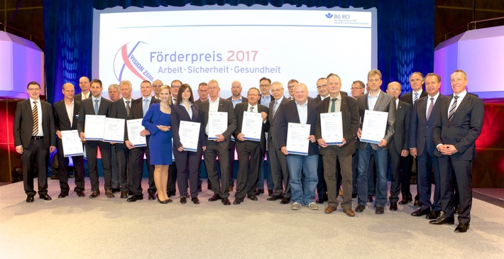 Ausgezeichnetes Engagement für eine sichere Arbeitswelt / BG RCI vergibt höchst dotierten Arbeitsschutzpreis in Deutschland (FOTO)