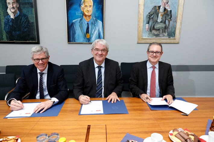 Vertrag für erste Santander Stiftungs-Juniorprofessur bei den Kölner Rechtswissenschaften unterzeichnet (FOTO)