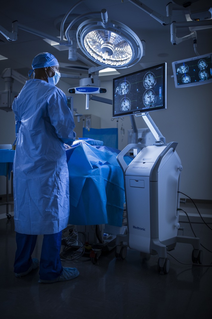 Medtronic stellt das neueste Modell der StealthStation S8 für die Neurochirurgie vor (FOTO)