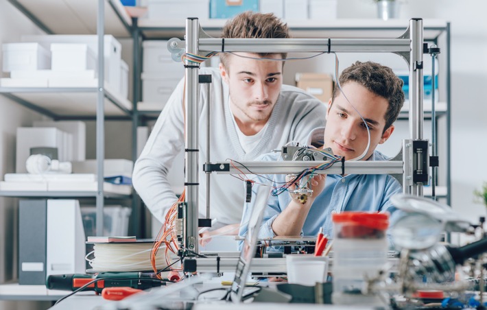 Die Antwort auf den Fachkräftemangel: Mensch Ingenieur gesucht – mit oder ohne Zertifikatsstempel (FOTO)