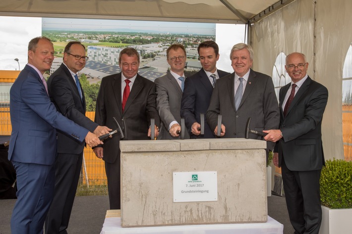 Hersteller von Dr. Beckmann-Produkten auf Expansionskurs / „Familienunternehmen sind das Rückgrat unserer Wirtschaft“ betont der Hessischer Ministerpräsident Bouffier (FOTO)