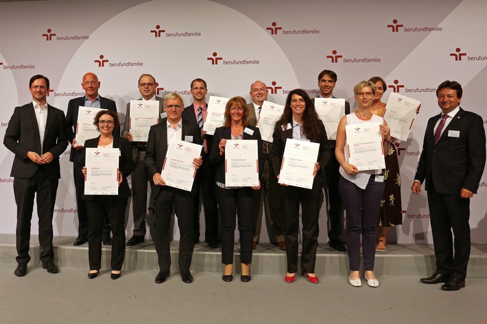 toom erhält Auszeichnung für Personalpolitik / Dr. Katarina Barley übergibt Zertifikat „audit berufundfamilie“ an toom (FOTO)