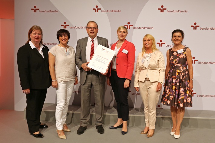 Zoll ist zukunftsfähig aufgestellt/
 
Auszeichnung  mit Zertifikat zum audit berufundfamilie (FOTO)