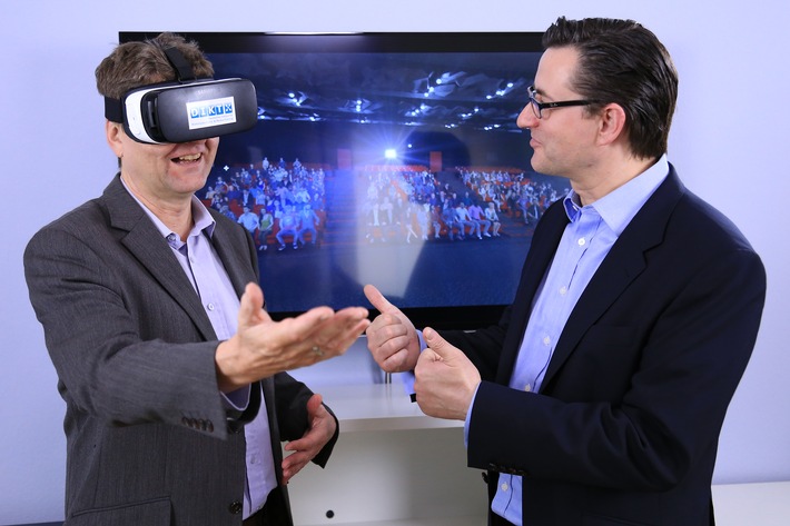 Manager und Politiker können ab sofort Rede-Auftritte per Virtual-Reality-Brille üben / Medientrainings-Institut baut sogar „Überfall-Interview“ in die VR App ein (FOTO)