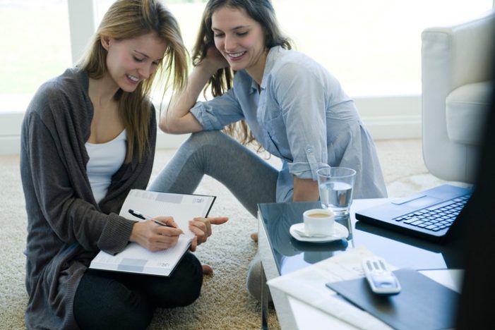 Entspannter Lebensabend ade? Nicht unbedingt/Das Altersarmutsrisiko steigt rapide an – das belegen immer wieder Studien / Die DVAG-Experten zeigen, wie man auch mit wenig Geld rentabel vorsorgen kann (FOTO)