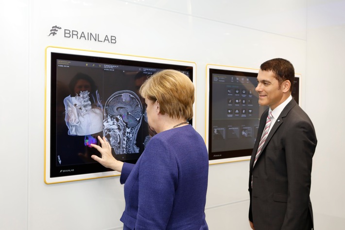 Neue Brainlab Firmenzentrale mit Bundeskanzlerin Angela Merkel eingeweiht (FOTO)