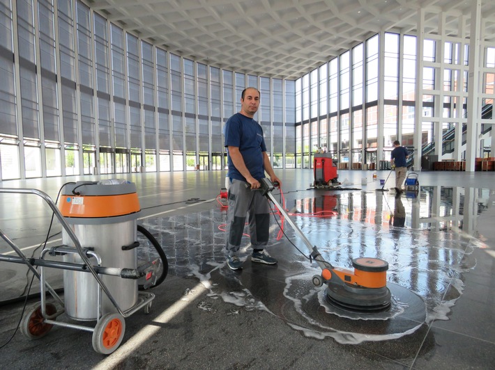 Mit Hochdruck für glänzende Events: Die Messe Berlin putzt sich für die CMS 2017 heraus –  Sauberkeit und Hygiene stellen für die Messeveranstalter eine wichtige Managementaufgabe dar (FOTO)