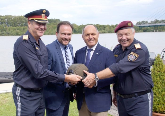 ULBRICHTS Protection liefert Titanhelme anösterreichische Polizei (FOTO)