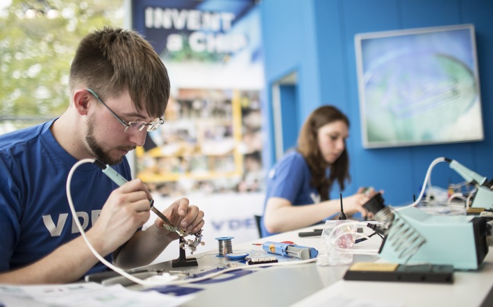 Her mit dem Job! Elektroingenieure haben die Qual der Wahl (FOTO)