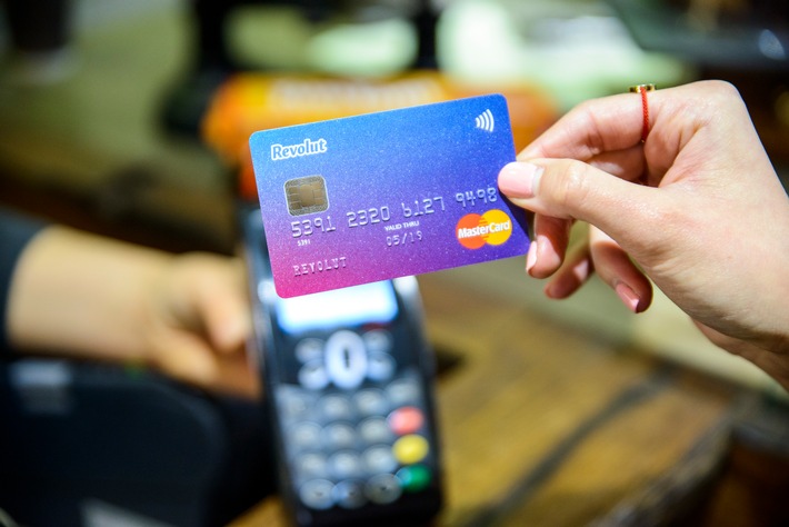 Revolut startet in Deutschland um die Party der traditionellen deutschen Banken zu beenden und eliminiert Kontoführungs-, Geldtransfer- sowie Auslandseinsatzgebühren (FOTO)