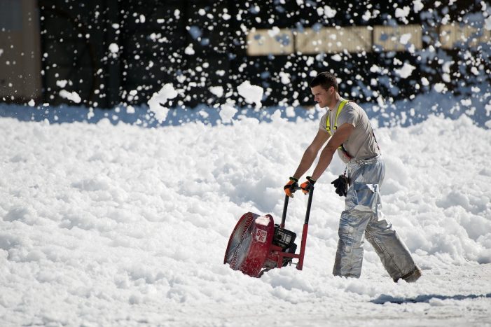 Schneeschieben adé mit Winterdienst vom Profi! Schneeschieben adé mit Winterdienst vom Profi!