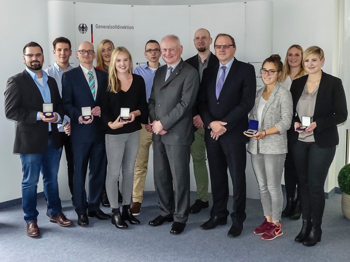 DIE BESTEN BEIM ZOLL/
Zoll ehrt die besten Absolventen des Jahrgangs 2017 (FOTO)