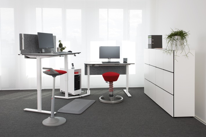 Für mehr Bewegung am Arbeitsplatz – Aktion Gesunder Rücken e. V. zertifiziert Bürokonzept „aktives Büro“ (FOTO)
