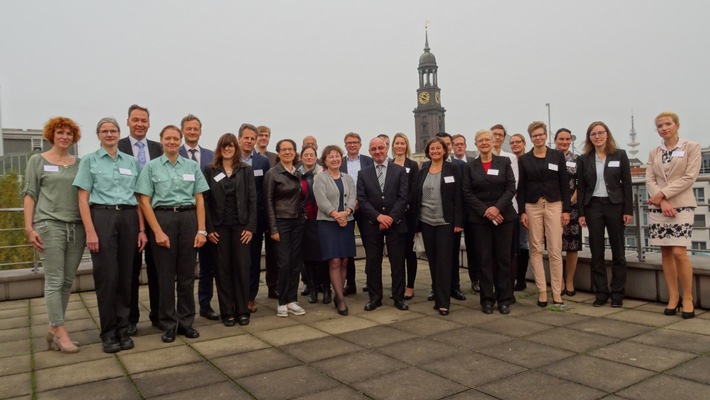 Generalzolldirektion im Dialog mit Aktionskreis gegen Produkt- und Markenpiraterie e.V. und der Wirtschaft (FOTO)