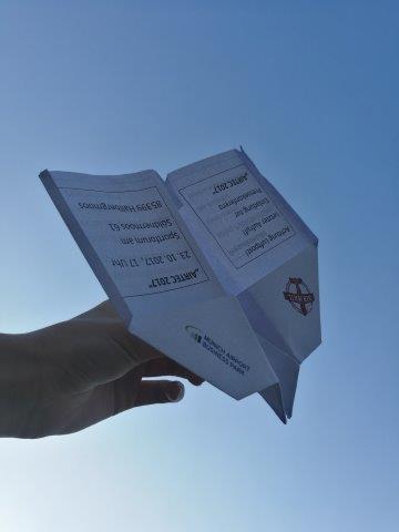 Mediale Luftpost: Mit Papierfliegern, Final Calls und klassischer Pressearbeit in die Medien