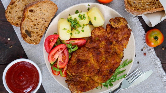 Schnitzel ade – Insekten olé! So essen die Deutschen im Urlaub / Umfrage des Reiseportals Opodo beleuchtet kulinarische Vorlieben deutscher Urlauber (FOTO)