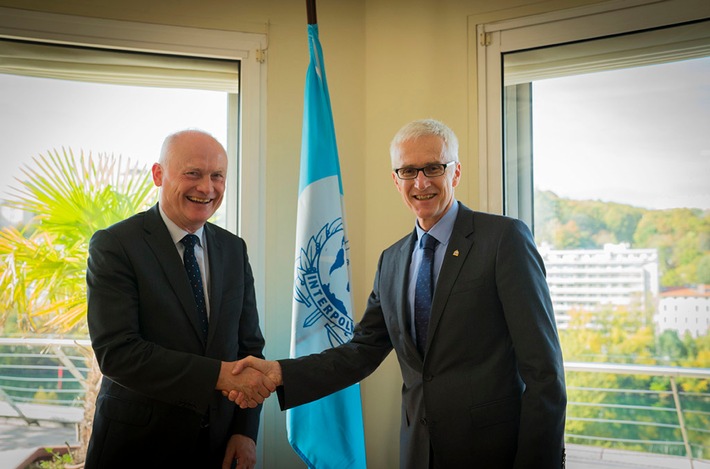 Customs and Interpol – Close Cooperation


The Director General of German Customs Authority, Schröder hosted by the Head of Interpol, Dr Stock (FOTO)