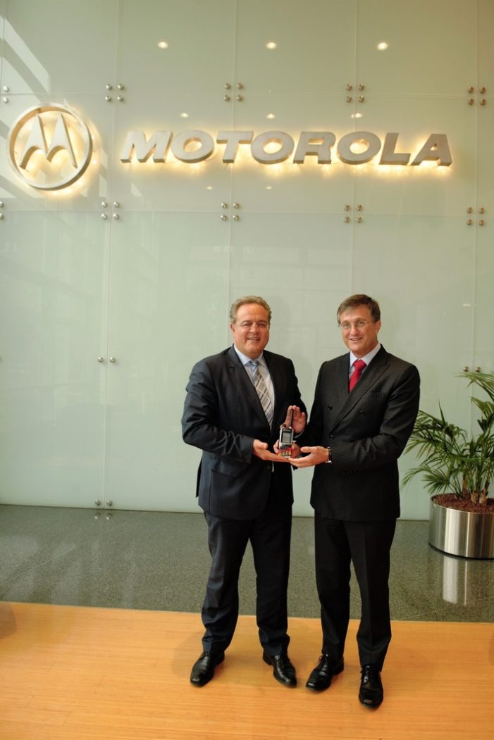 Motorola Solutions liefert 3,5-millionstes TETRA-Digitalfunkgerät / Übergabe im TETRA-Kompetenzzentrum von Motorola Solutions in Berlin (FOTO)