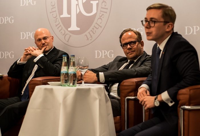 8MAN eröffnet mit Parlamentarischen Abend Diskussion um Folgen der Datenschutz-Grundverordnung