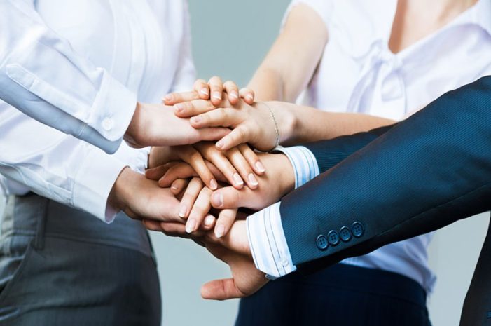 KOMMUNIKATION Kommunikation DER INFORMATIONSAUSTAUSCH IM UNTERNEHMEN KOMMUNIKATION Kommunikation DER INFORMATIONSAUSTAUSCH IM UNTERNEHMEN