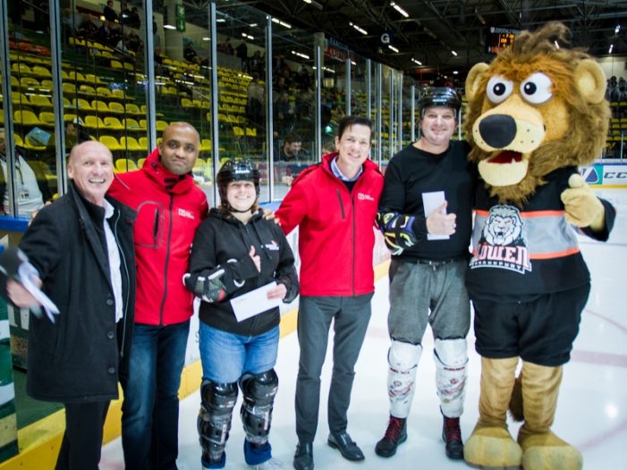 Aufs Glatteis geführt: Mainversand lud gesamte Belegschaft als Dankeschön zum Eishockey-Spiel ein Aufs Glatteis geführt: Mainversand lud gesamte Belegschaft als Dankeschön zum Eishockey-Spiel ein