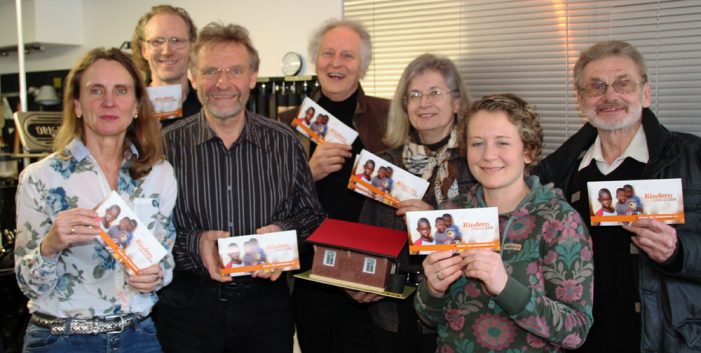 Hofgartenmanufaktur, SC Lötters und Rheinatelier übergeben Flyer an Häuser für Waisenkinder e.V.