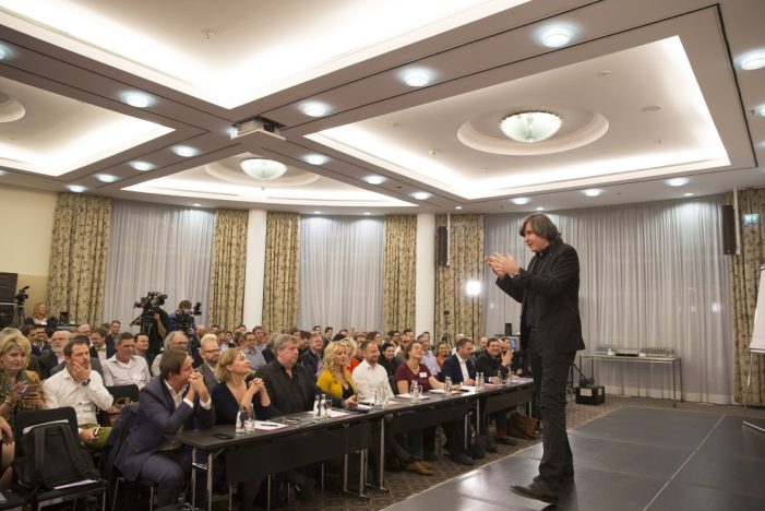 Internationaler Speaker Slam: Hermann Scherer will eigenen Weltrekord gleich zweimal brechen Internationaler Speaker Slam: Hermann Scherer will eigenen Weltrekord gleich zweimal brechen