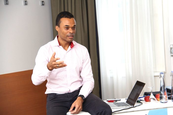 Ray Popoola: „Wer die richtigen Entscheidungen trifft, spart sich Umwege und Schmerzen“