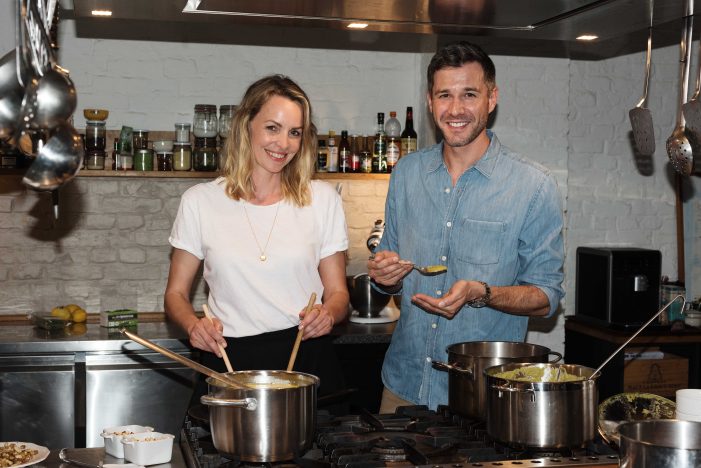 ?Moderator Jochen Schropp und Schauspielerin Simone Hanselmann kochen für Kinder ?Moderator Jochen Schropp und Schauspielerin Simone Hanselmann kochen für Kinder