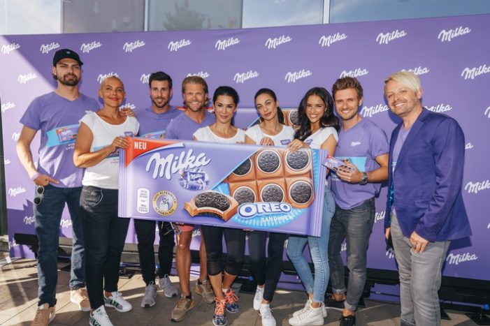 Promis zusammen unschlagbar wie Milka Oreo Sandwich / Prominentes House-Running bildet Höhepunkt der „Zusammen unschlagbar wie Milka& Oreo“ Kampagne (FOTO)