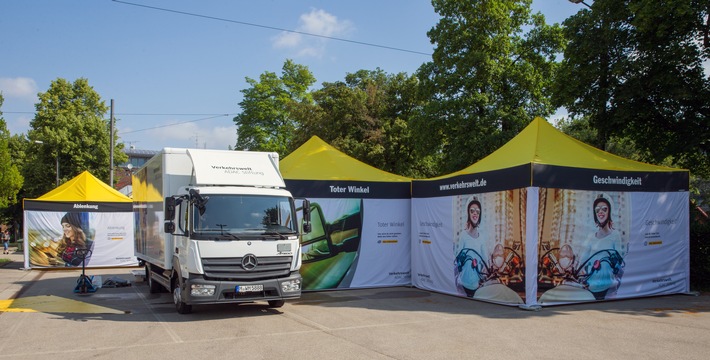 ADAC Stiftung: Die neue Verkehrswelt geht auf Tour / Start der bundesweiten Roadshow vor dem MVG Museum in München / Sensibilisierung 14- bis 17-Jähriger für Gefahren im Straßenverkehr (FOTO)