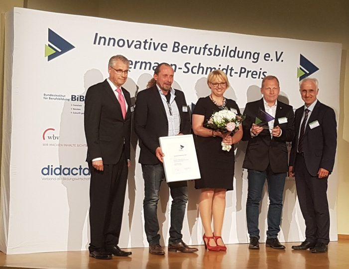 Hermann-Schmidt-Preis für innovative Berufsbildung 2018 an ASSMANN Büromöbel verliehen Hermann-Schmidt-Preis für innovative Berufsbildung 2018 an ASSMANN Büromöbel verliehen